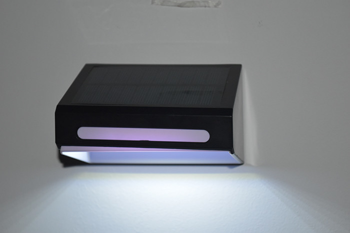 RGB wechselnde wasserdichte Wandleuchte LED Gartenleuchte Solarzaunlampe Docklampe Solar Außenlicht