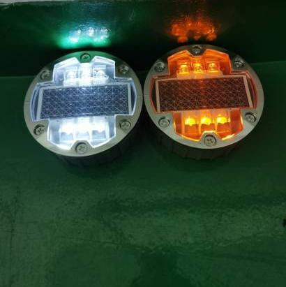 Solar-Straßenstangen mit verschiedenen LED-Lichtfarben für eine verbesserte Straßensicht