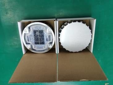 Solar-Straßenstangen mit verschiedenen LED-Lichtfarben für eine verbesserte Straßensicht