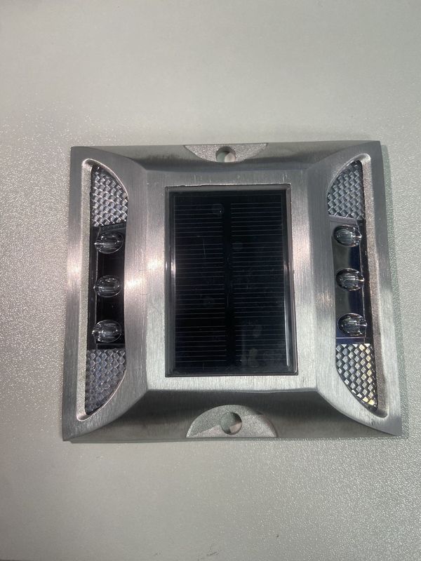 Farbenfrohe Sonnenstraßenstiftungen, die die Sicherheit mit IP68-Wasserdichtheit erhöhen