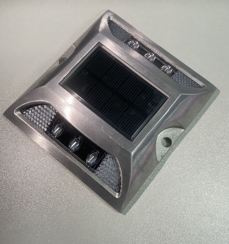 Solarstraßenstangen LED-Lichtquelle Wasserdicht IP68 Aluminiumlegierung PC für die Straßenverkehrssicherheit