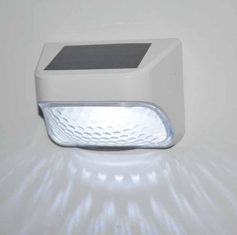 RGB warmes weißes Solarzaunlicht IP65 Wasserdichtes Niveau Monokristallines Silizium 15-Stunden Arbeitszeit