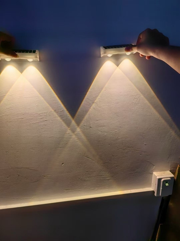 ABS-Körper 4-seitig beleuchtete Solarwandleuchte ABA PC-Schale mit warmer weißer RGB-LED-Beleuchtung