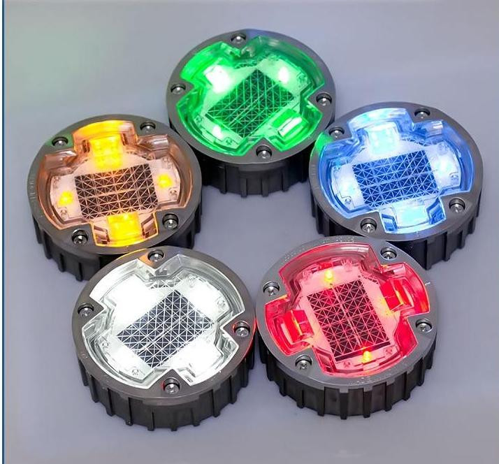 123*50 mm Solar-LED-Straßenstangen mit Aluminiumlegierung und Sichtweite von bis zu 500 m