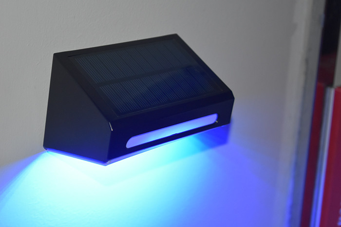 Helle warme weiße RGB Außensolarwandleuchte Ternäre Lithiumbatterie IP65 wasserdicht