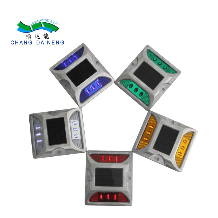 Weiß Gelb Rot Blau Grün 330g 2V LED Solarstraßenstangen Arbeitstemperatur -20C-70C Aluminiumlegierung