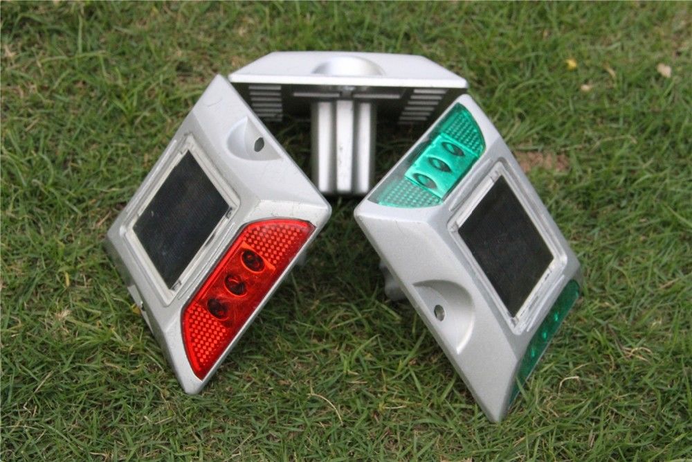 Straßengerechte Solar-LED-Straßenstangen Schwere Aluminiumlegierung Konstruktion für alle Jahreszeiten